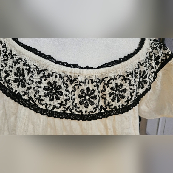 AMERICAN EAGLE Boho Chic cotton embroidered swing top. Ivory/black. Size Medium - Picture 12 of 12